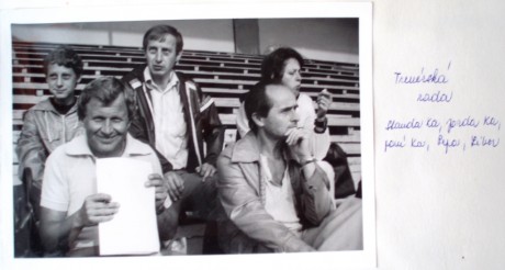 Vpředu ing. Josef Tůma, PhMr. Libor Žák, vzadu Standa Kadlec, uprostřed ing, Jaroslav Kadlec a ing. Vlasta Kadlecová, rok 1979