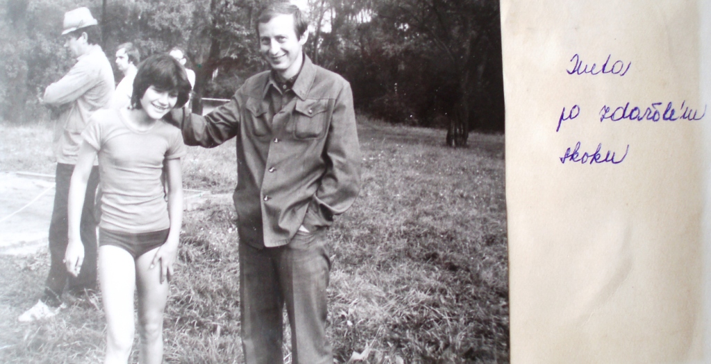 26. Z Memoriálu Pavla Šišmy z Bobnice u Nymburka. Ing. Jaroslav Kadlec chválí po zdařilém skoku Ivetu Matějkovou